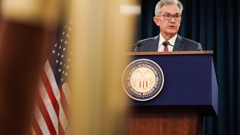 El presidente de la Reserva Federal (Fed), Jerome Powell, en la rueda de prensa tras la reunión del Comité de Mercado Abierto en la que se ha acordado una tercera rebaja de los tipos de interés en lo que va de año. REUTERS/Sarah Silbiger El presidente de la Reserva Federal (Fed), Jerome Powell, en la rueda de prensa tras la reunión del Comité de Mercado Abierto en la que se ha acordado una tercera rebaja de los tipos de interés en lo que va de año. REUTERS/Sarah Silbiger