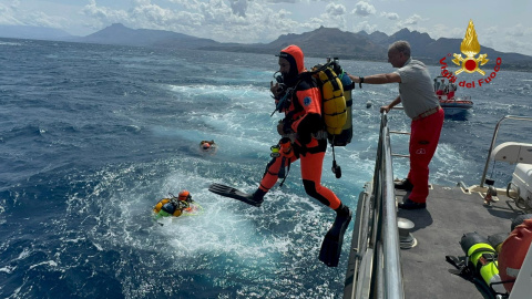 Submarinistas buscan a los desaparecidos en el naufragio de un yate en Sicilia, incluido el millonario británico Mike Lynch. Submarinistas buscan a los desaparecidos en el naufragio de un yate en Sicilia, incluido el millonario británico Mike Lynch.