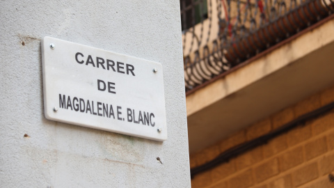 La nova placa del carrer de Santa Àgata, que ara porta el nom d'Àgata Badia Puig-rodon La nova placa del carrer de Santa Àgata, que ara porta el nom d'Àgata Badia Puig-rodon