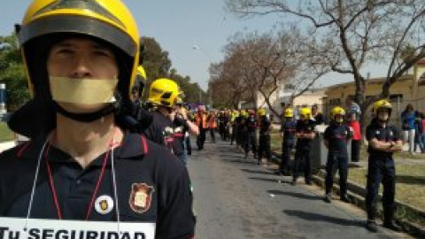 Bomberos de Málaga: "No tenemos ni radiales en los camiones" Bomberos de Málaga: "No tenemos ni radiales en los camiones"
