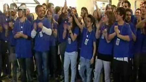 "¡Sí, sí, sí, el iPad ya está aquí!" "¡Sí, sí, sí, el iPad ya está aquí!"