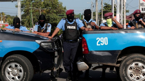 Agentes de policía bloquean la entrada de una iglesia católica en Managua. REUTERS Agentes de policía bloquean la entrada de una iglesia católica en Managua. REUTERS