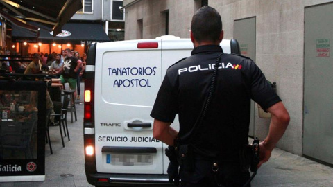 Un miembro de la Policía Nacional junto al domicilio donde se ha producido el presunto asesinato. - EFE Un miembro de la Policía Nacional junto al domicilio donde se ha producido el presunto asesinato. - EFE