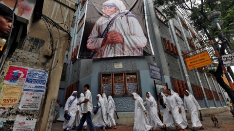 Monjas pertenecientes a las Misioneras de la Caridad pasan junto a una gran pancarta de la Madre Teresa - REUTERS Monjas pertenecientes a las Misioneras de la Caridad pasan junto a una gran pancarta de la Madre Teresa - REUTERS
