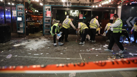 Los servicios de emergencias israelíes limpian uno de los escenarios del tiroteo producido en el centro de la ciudad de Tel Aviv este jueves 7 de abril de 2022. Los servicios de emergencias israelíes limpian uno de los escenarios del tiroteo producido en el centro de la ciudad de Tel Aviv este jueves 7 de abril de 2022.
