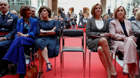 La exvicepresidenta Soraya Sáenz de Santamaría y la secretaria general del PP, María Dolores de Cospedal, en la Real Casa de Correos durante los actos del 2 de mayo. EFE/Chema Moya