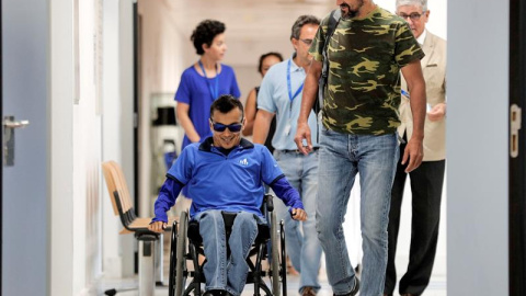 Cavadas, con el joven Wilmer Arias este jueves. EFE/ Manuel Bruque Cavadas, con el joven Wilmer Arias este jueves. EFE/ Manuel Bruque