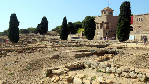 Pla general del jaciment d'Empúries, amb part de la ciutat grega i l'edifici del museu al fons Pla general del jaciment d'Empúries, amb part de la ciutat grega i l'edifici del museu al fons