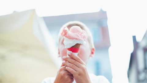 Niño comiendo un cucurucho de helado Niño comiendo un cucurucho de helado