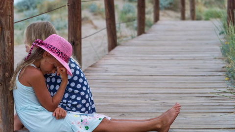 Niña agotada en sus vacaciones Niña agotada en sus vacaciones