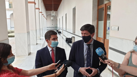 El coordinador autonómico de Ciudadanos (Cs) en Andalucía, Juan Marín, atiende a los medios en el Parlamento andaluz junto al diputado Sergio Romero. El coordinador autonómico de Ciudadanos (Cs) en Andalucía, Juan Marín, atiende a los medios en el Parlamento andaluz junto al diputado Sergio Romero.