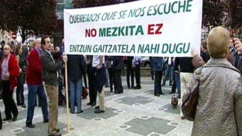 Vecinos de un barrio de Bilbao, en contra de la construcción de una mezquita Vecinos de un barrio de Bilbao, en contra de la construcción de una mezquita