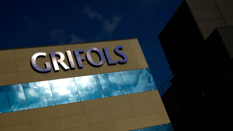 El logo de la farmacéutica Grifols en sus instalaciones en Parets del Vallès, al norte de Barcelona. REUTERS/Albert Gea El logo de la farmacéutica Grifols en sus instalaciones en Parets del Vallès, al norte de Barcelona. REUTERS/Albert Gea