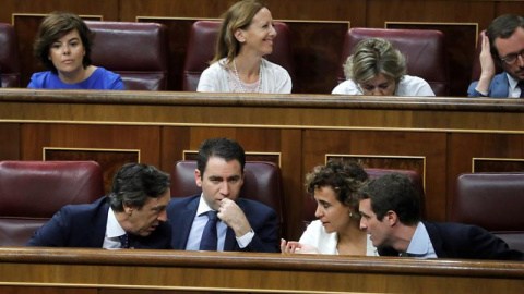 Casado habla en el hemiciclo con su equipo más cercano.- EFE