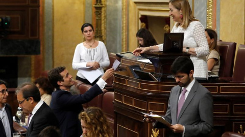 El presidente del Partido Popular Pablo Casado, votando, durante el pleno extraordinario para someter a votación la designación de la periodista Rosa María Mateo como administradora única provisional de RTVE, esta mañana en el Congreso de los Diputad El presidente del Partido Popular Pablo Casado, votando, durante el pleno extraordinario para someter a votación la designación de la periodista Rosa María Mateo como administradora única provisional de RTVE, esta mañana en el Congreso de los Diputad