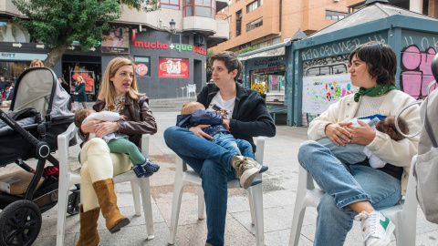 Foto de tres mujeres dando el pecho a sus bebés. Foto de tres mujeres dando el pecho a sus bebés.