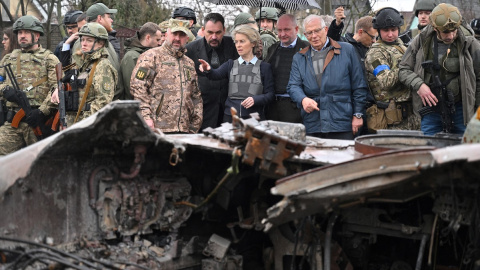 La presidenta de la Comisión Europea, Ursula von der Leyen (centro), y el alto representante de la Unión Europea para Asuntos Exteriores y Política de Seguridad, Josep Borrell, durante su visita a la ciudad de Bucha, al noroeste de Kiev, el 8 de abril La presidenta de la Comisión Europea, Ursula von der Leyen (centro), y el alto representante de la Unión Europea para Asuntos Exteriores y Política de Seguridad, Josep Borrell, durante su visita a la ciudad de Bucha, al noroeste de Kiev, el 8 de abril