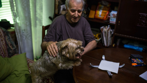 Francisco Rodríguez se enfrenta a un desahucio en Lavapiés. / JAIRO VARGAS Francisco Rodríguez se enfrenta a un desahucio en Lavapiés. / JAIRO VARGAS