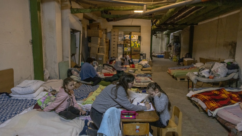 Madres y niños se refugian en el sótano del Hospital Infantil Ohmadyt en Kiev (Kiev), Ucrania, este 1 de marzo durante los bombardeos rusos sobre la capital. Madres y niños se refugian en el sótano del Hospital Infantil Ohmadyt en Kiev (Kiev), Ucrania, este 1 de marzo durante los bombardeos rusos sobre la capital.