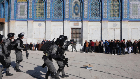 La policía israelí se enfrenta a los palestinos dentro del complejo de la mezquita de Al-Aqsa después de que la policía israelí ingresara al complejo antes del amanecer mientras miles de musulmanes se reunían para rezar durante el mes sagrado del Ra La policía israelí se enfrenta a los palestinos dentro del complejo de la mezquita de Al-Aqsa después de que la policía israelí ingresara al complejo antes del amanecer mientras miles de musulmanes se reunían para rezar durante el mes sagrado del Ra