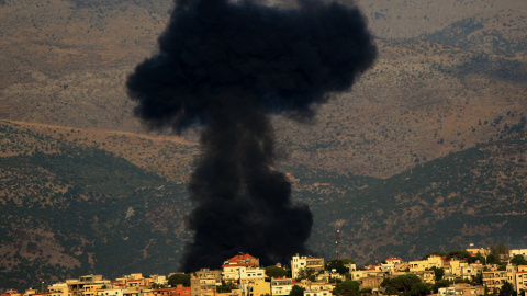 23 de agosto de 2023. Una densa columna de humo en la ciudad libanesa de Khiam, a 23 de agosto de 2024. 23 de agosto de 2023. Una densa columna de humo en la ciudad libanesa de Khiam, a 23 de agosto de 2024.