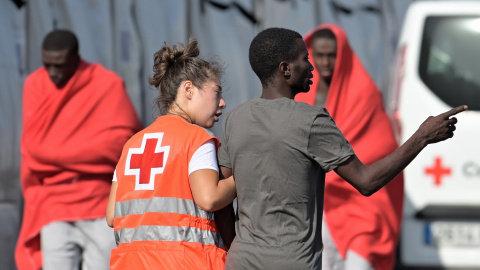 Un migrante llegado en cayuco es atendido por los servicios sanitarios en el puerto de La Restinga, en El Hierro. Europa Press Canarias Un migrante llegado en cayuco es atendido por los servicios sanitarios en el puerto de La Restinga, en El Hierro. Europa Press Canarias