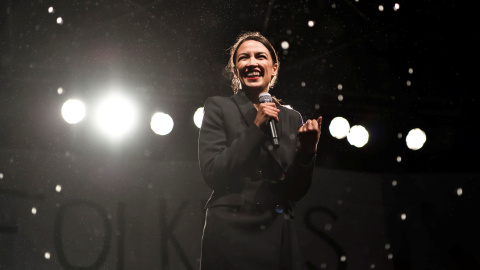 La representante estadounidense Alexandria Ocasio-Cortez (D-NY) habla en la C40 World Mayors Summit en Copenhague. /REUTERS (Ritzau Scanpix) La representante estadounidense Alexandria Ocasio-Cortez (D-NY) habla en la C40 World Mayors Summit en Copenhague. /REUTERS (Ritzau Scanpix)
