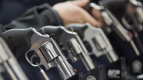 Un visitante prueba una pistola de mano, en una imagen de archivo. EFE/Daniel Karmann Un visitante prueba una pistola de mano, en una imagen de archivo. EFE/Daniel Karmann