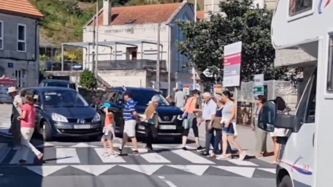 Vecinos de O Hío (Pontevedra) cortan el tráfico cruzando la calle de forma ininterrumpida. Vecinos de O Hío (Pontevedra) cortan el tráfico cruzando la calle de forma ininterrumpida.
