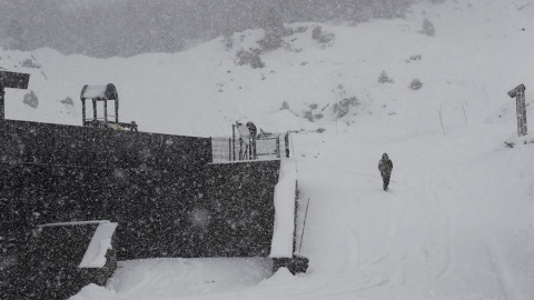 na persona pasea por la zona del El Ferial donde una fuerte nevada esta madrugada en Belagoa ha dejado espesores de nieve de 10 cm./ Jesús Diges (EFE)