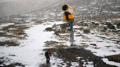 Primeras nieves en la estación de esquí de Alto Campoo en Cantabria./ Pedro Puente Hoyos