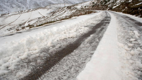 Primeras nieves en la estación de esquí de Alto Campoo en Cantabria./EFE/Pedro Puente Hoyos