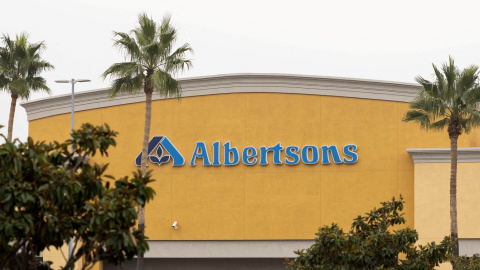 El logo de Albertsons, en uno de sus supermercados en Riverside (California, EEUU). REUTERS/Aude Guerrucci