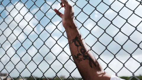 Un hombre espera en la frontera con EEUU tras haberles sido rechazada la entrada. SPENCER PLATT (AFP) Un hombre espera en la frontera con EEUU tras haberles sido rechazada la entrada. SPENCER PLATT (AFP)