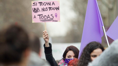Una mujer sujeta una pancarta durante el día de la huelga feminista. 8 de marzo de 2018, Madrid. /MANOLO FINISH