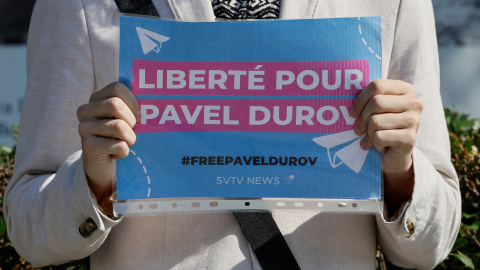 Una manifestante contra la detención del fundador de Telegram, Pavel Durov, cerca de la Embajada de Francia en Moscú. REUTERS/Yulia Morozova Una manifestante contra la detención del fundador de Telegram, Pavel Durov, cerca de la Embajada de Francia en Moscú. REUTERS/Yulia Morozova