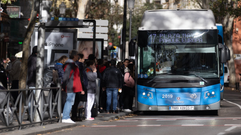 Un autobús de la EMT en Madrid (España). Imagen de archivo. Un autobús de la EMT en Madrid (España). Imagen de archivo.