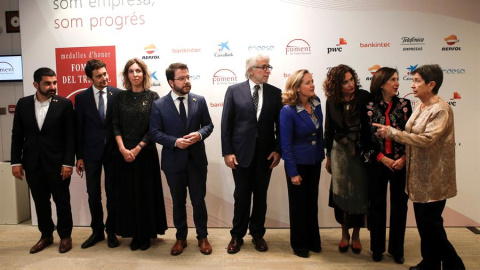 Las ministras Nadia Calviño, Margarita Robles y María Jesús Montero junto al presidente de Foment de Treball, Josep Sanchez Llibre, y al vicepresidente de la Generalitat, Pere Aragonés. /EFE Las ministras Nadia Calviño, Margarita Robles y María Jesús Montero junto al presidente de Foment de Treball, Josep Sanchez Llibre, y al vicepresidente de la Generalitat, Pere Aragonés. /EFE