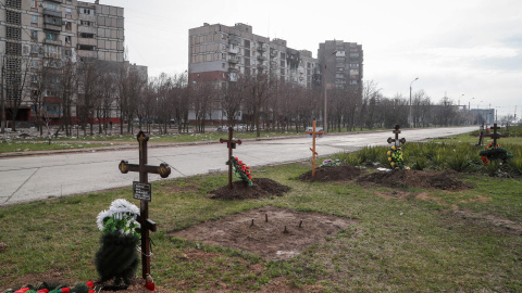 Las tumbas de los civiles muertos durante el conflicto entre Ucrania y Rusia se ven junto a edificios de apartamentos en la ciudad portuaria sureña de Mariupol , Ucrania, 10 de abril de 2022. Las tumbas de los civiles muertos durante el conflicto entre Ucrania y Rusia se ven junto a edificios de apartamentos en la ciudad portuaria sureña de Mariupol , Ucrania, 10 de abril de 2022.