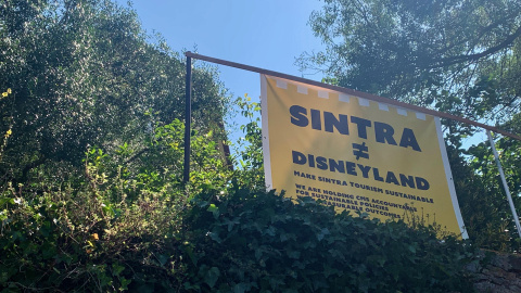 Un cartel en contra del turismo masivo en Sintra, Portugal Un cartel en contra del turismo masivo en Sintra, Portugal