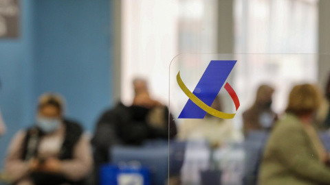 20/04/2022. Varias personas esperan en una oficina de la Agencia Tributaria un día antes de que dé comienzo el inicio por internet de la Campaña de la Renta 2021, a 5 de abril de 2022. 20/04/2022. Varias personas esperan en una oficina de la Agencia Tributaria un día antes de que dé comienzo el inicio por internet de la Campaña de la Renta 2021, a 5 de abril de 2022.