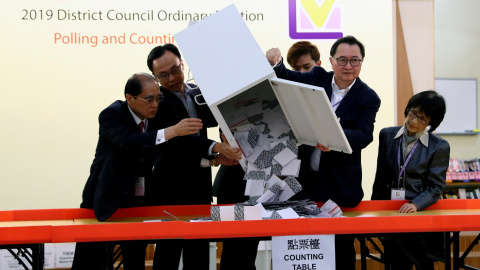 24/11/2019 - Funcionarios abren una urna para el recuento de votos en las elecciones de Hong Kong. / REUTERS 24/11/2019 - Funcionarios abren una urna para el recuento de votos en las elecciones de Hong Kong. / REUTERS