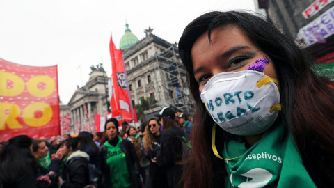 Activistas a favor de la despenalización del aborto se concentran en la Plaza del Congreso de Buenos Aires, donde el Senado argentino debate la ley sobre la interrupción del embarazo.. REUTERS/Marcos Brindicci Activistas a favor de la despenalización del aborto se concentran en la Plaza del Congreso de Buenos Aires, donde el Senado argentino debate la ley sobre la interrupción del embarazo.. REUTERS/Marcos Brindicci