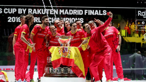 Nadal hace un selfie a todo el equipo español de la Copa Davis, que conquistó la sexta Ensaladera en la Caja Mágica. /EFE Nadal hace un selfie a todo el equipo español de la Copa Davis, que conquistó la sexta Ensaladera en la Caja Mágica. /EFE
