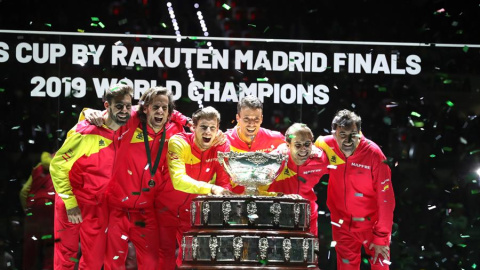 Los jugadores del equipo español celebran tras recibir el trofeo que les acredita vencedores de la final de Copa Davis. /EFE Los jugadores del equipo español celebran tras recibir el trofeo que les acredita vencedores de la final de Copa Davis. /EFE