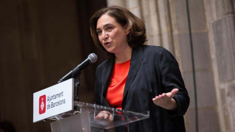 La alcaldesa de la ciudad, Ada Colau interviene en un acto público. (EFE) La alcaldesa de la ciudad, Ada Colau interviene en un acto público. (EFE)