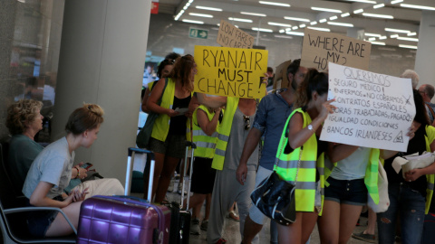 Varios trabajadores de Ryanair se manifiestan reclamando mejores condiciones laborales | Foto: Reuters Varios trabajadores de Ryanair se manifiestan reclamando mejores condiciones laborales | Foto: Reuters