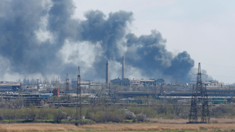 El humo se eleva por encima de la planta siderúrgica de Azovstal en Mariúpol, a 20 de abril de 2022. El humo se eleva por encima de la planta siderúrgica de Azovstal en Mariúpol, a 20 de abril de 2022.