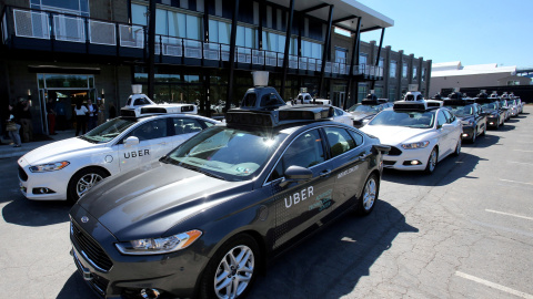 Una flota de coches autónomos Uber durante una exhibición en Pittsburgh en 2016. /REUTERS Una flota de coches autónomos Uber durante una exhibición en Pittsburgh en 2016. /REUTERS