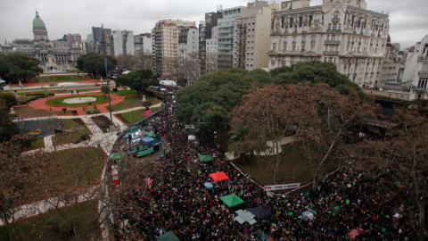 Decenas de miles de personas a favor del aborto se concentran en la Plaza del Congreso de Buenos Aires mientras el Senado argentino debate el proyecto de ley sobre la despenalización de la interrupción voluntaria del embarazo. REUTERS/Martin Acosta Decenas de miles de personas a favor del aborto se concentran en la Plaza del Congreso de Buenos Aires mientras el Senado argentino debate el proyecto de ley sobre la despenalización de la interrupción voluntaria del embarazo. REUTERS/Martin Acosta